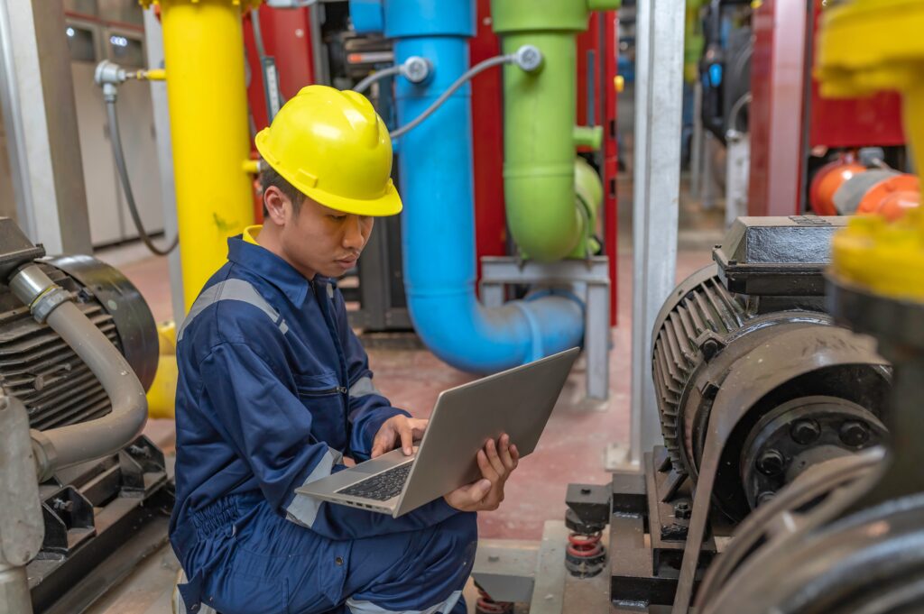 Unisus Green Energy｜Cooling as a Service (CaaS)｜An engineer checking and surveying a chiller plant room